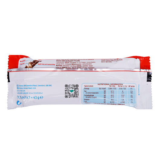 An image of a Kinder Bueno T2 43g milk chocolate bar on a white background.