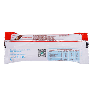 An image of a Kinder Bueno T2 43g milk chocolate bar on a white background.