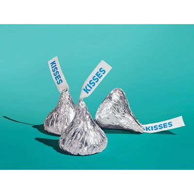 Three Hershey’s Kisses Milk Chocolate 306g on a blue background.