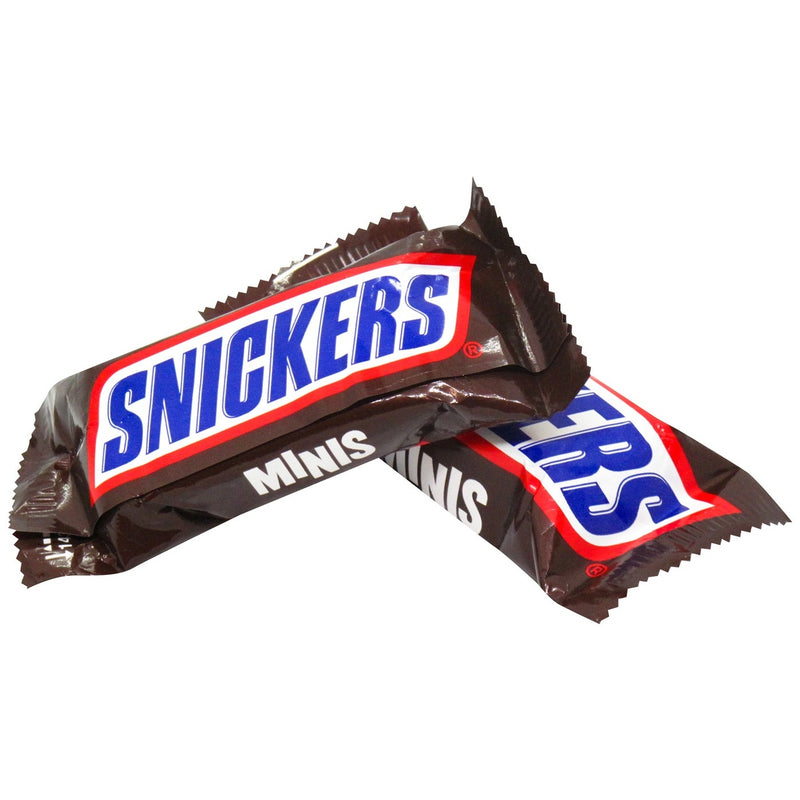 Snickers Minis Bag 333g on a white background. This delectable candy bar, made with rich chocolate and crunchy peanuts, is showcased beautifully on a pristine white backdrop.
